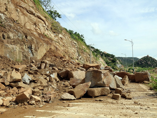 Lở núi gây chia cắt giao thông tuyến đường ven biển Ninh Thuận ảnh 1