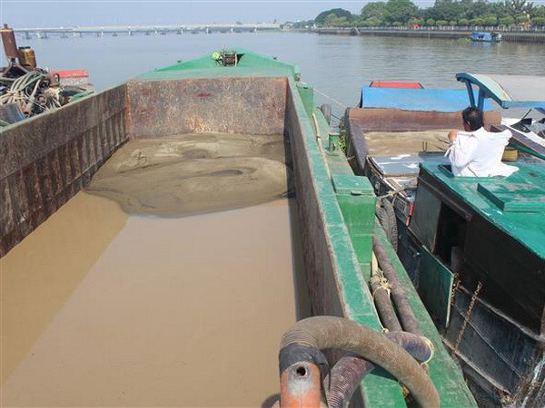 Bắt giữ 2 thuyền khai thác cát trái phép trên sông Đồng Nai ảnh 1