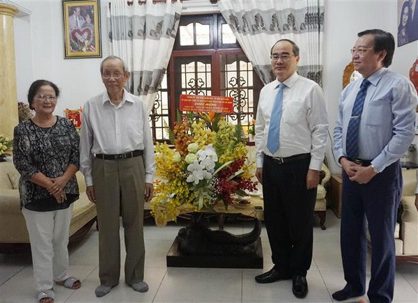 Lãnh đạo Thành phố Hồ Chí Minh thăm, chúc mừng các nhà giáo tiêu biểu ảnh 1