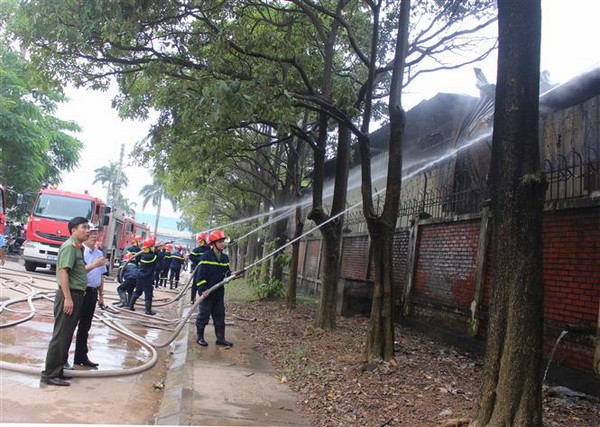 Vĩnh Phúc: Nhân viên đốt gas bất cẩn, cả kho sơn bốc cháy ảnh 1