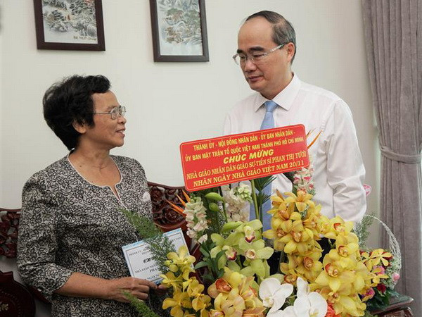 Lãnh đạo Thành phố Hồ Chí Minh thăm, chúc mừng các nhà giáo tiêu biểu ảnh 2