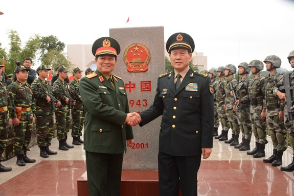 Bộ trưởng Ngô Xuân Lịch và Bộ trưởng Ngụy Phượng Hòa chụp ảnh chung tại cột mốc 943. (Nguồn: qdnd.vn) Bắt đầu các hoạt động Giao lưu quốc phòng biên giới Việt-Trung lần 5 ảnh 1