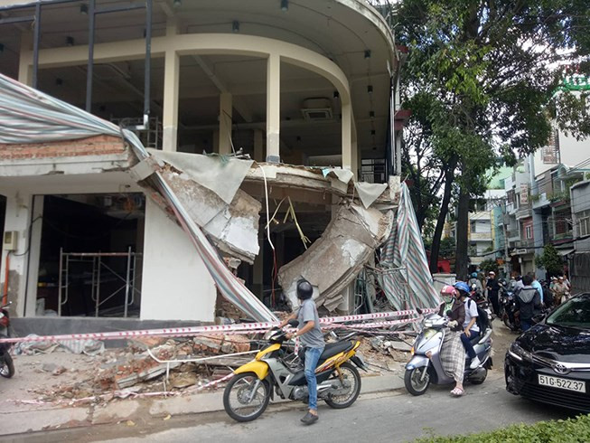 Sập ban công nhà đang sửa chữa, hai công nhân bị thương nặng ảnh 1