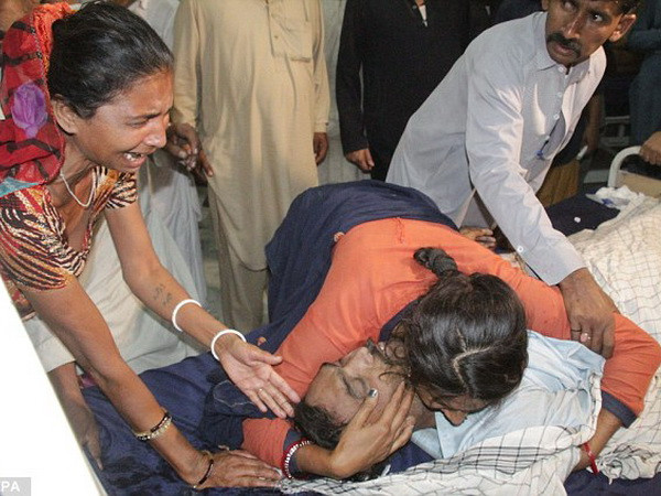 Ngộ độc rượu ở Pakistan làm 24 người tử vong vào đêm Giáng sinh ảnh 1