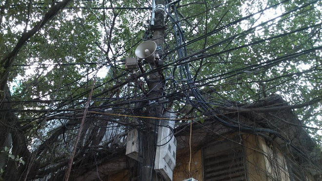 Hà Nội: Nổ bốt điện, hàng trăm hộ dân mất điện nhiều giờ ảnh 3