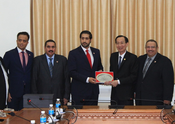 Phó Chủ tịch Ủy ban nhân dân Thành phố Hồ Chí Minh, ông Lê Thanh Liêm tiếp Hoàng thân Sheik Daij bin Isa Al Khalifa, Chủ tịch Hội đồng Kinh doanh ASEAN-Bahrain. (Ảnh: Xuân Khu/TTXVN) Bahrain mở văn phòng xúc tiến thương mại tại Thành phố Hồ Chí Minh ảnh 1