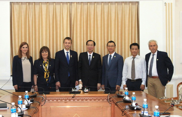 Ông Lê Thanh Liêm, Phó Chủ tịch Ủy ban nhân dân Thành phố Hồ Chí Minh, tiếp đoàn Phó Thị trưởng Thành phố Edessa. (Ảnh: Xuân Khu/TTXVN) Thành phố Hồ Chí Minh và địa phương của Hy Lạp đẩy mạnh hợp tác ảnh 1