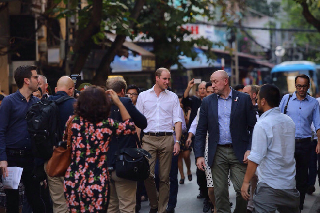 Hoàng tử Anh William thăm cửa hàng Đông y trên phố cổ Hà Nội ảnh 14