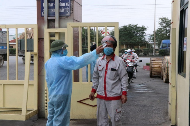Công nhân được đo kiểm tra thân nhiệt trước khi vào làm việc tại Nhà máy Bắc Dương - chi nhánh Công ty Cổ phần Dây và Cáp điện Thượng Đình. (Ảnh: Mạnh Minh/TTXVN) Hải Dương thực hiện phòng, chống dịch theo Chỉ thị 19 của Thủ tướng ảnh 1