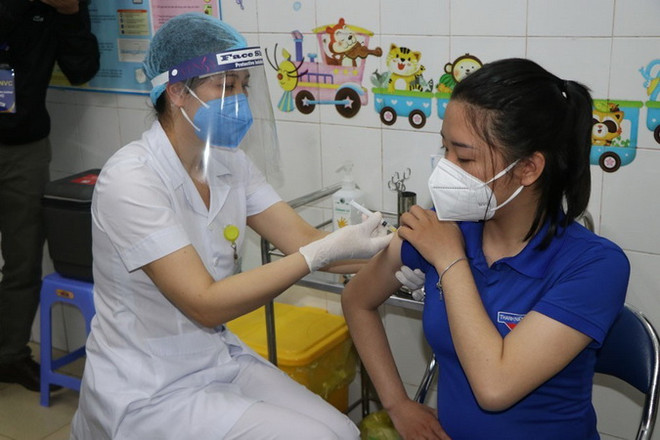 Tiêm vaccine phòng dịch COVID-19 cho những người được ưu tiên đợt 1. (Ảnh: Mạnh Minh/TTXVN) Hải Dương thực hiện phòng, chống dịch theo Chỉ thị 19 của Thủ tướng ảnh 2
