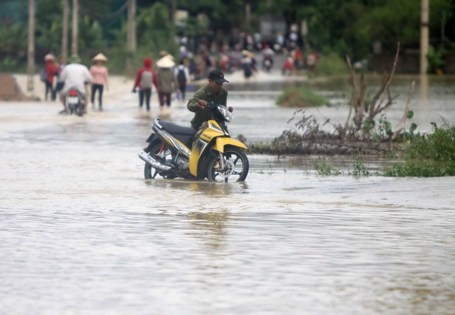 Đêm 10/10 mưa lớn diện rộng ở khu vực Bắc Bộ và Bắc Trung Bộ ảnh 1
