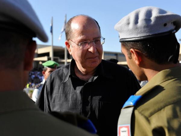 Bộ trưởng Moshe Yaalon dự một buổi lễ tốt nghiệp tại Trại huấn luyện số 1 ở Mitzpe Ramon, Israel vào tháng 6/2013. (Ảnh: Getty Images) Bộ trưởng Quốc phòng Israel xin lỗi Ngoại trưởng Mỹ ảnh 1