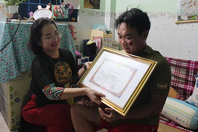 Bà Vy Vũ Hồng Thảo, Phó Giám đốc Sở Nội vụ tỉnh Đồng Nai đến nhà riêng trao tặng bằng khen của Chủ tịch UBND tỉnh cho anh Văn Viết Cường vì đã có thành tích trong truy bắt tội phạm. (Ảnh: Lê Xuân/TTXVN) Khen thưởng đột xuất 2 hiệp sỹ bị thương vong lúc truy bắt tội phạm ảnh 1