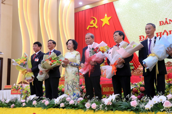 Trưởng ban Dân vận Trung ương Trương Thị Mai tặng hoa các đồng chí thôi tham gia Ban Chấp hành Đảng bộ khóa XI. (Ảnh: Chu Quốc Hùng/TTXVN) Đại hội Đảng bộ tỉnh Lâm Đồng: Quyết tâm, kỳ vọng vào một nhiệm kỳ mới ảnh 1
