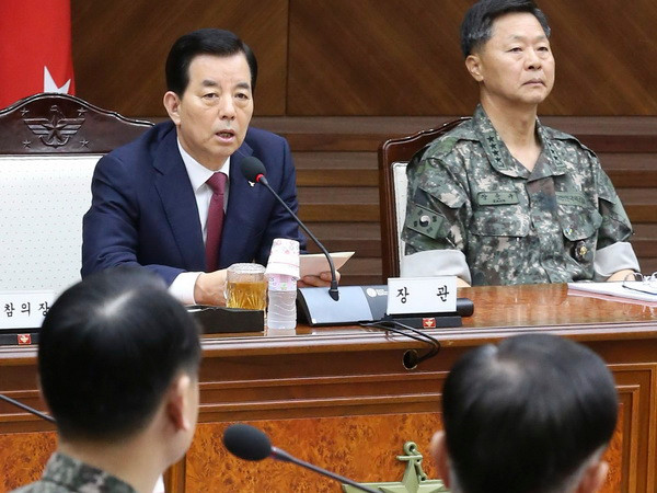 Bộ trưởng Quốc phòng Hàn Quốc Han Min-koo (trái, phía xa) chủ trì phiên họp với các tư lệnh quân đội ở Seoul. (Nguồn: EPA/TTXVN) Phe đối lập tại Hàn Quốc đe dọa loại bỏ Bộ trưởng Quốc phòng ảnh 1