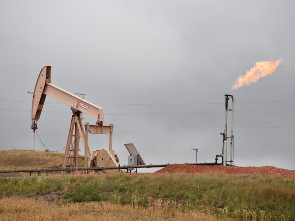 Máy bơm dầu ở Williston, Bắc Dakota, Mỹ. (Nguồn: AFP/TTXVN) Giá dầu châu Á giảm phiên thứ ba liên tiếp do nỗi lo dư cung ảnh 1