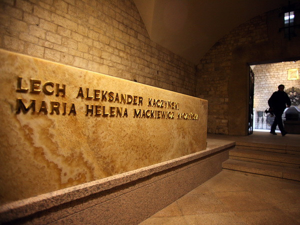 Mộ cố Tổng thống Lech Kaczynski và vợ của ông tại hầm mộ của lâu đài Wawel ở Krakow, Ba Lan. (Nguồn: AFP/TTXVN) Khai quật mộ cố Tổng thống Kaczynski để điều tra vụ máy bay rơi ảnh 1