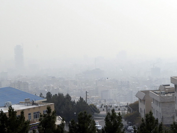 Khói mù bao phủ thủ đô Tehran ngày 13/11. (Nguồn: EPA/TTXVN) Iran: Các trường học tại Tehran đóng cửa do ô nhiễm không khí ảnh 1