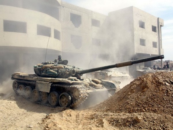 Binh sỹ Syria trong chiến dịch truy quét phiến quân tại Jobar, phía Đông thủ đô Damascus, Syria. (Nguồn: THX/TTXVN) Chính phủ Syria bác cáo buộc của OPCW về sử dụng vũ khí hóa học ảnh 1
