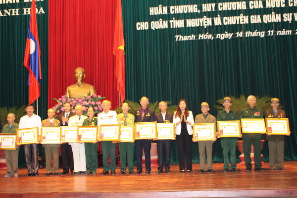 Các cán bộ chuyên gia, quân tình nguyện được trao tặng Huân, Huy chương của Nhà nước Lào. (Ảnh: Khiếu Tư/TTXVN) Trao Huân, Huy chương của Lào tặng quân tình nguyện Việt Nam ảnh 1