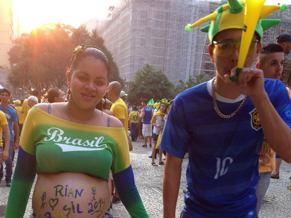 Khán giả phát điên vì tiếng kèn và tiếng pháo hoa ở World Cup 2014 ảnh 1