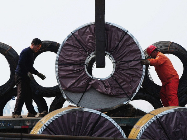Công nhân vận chuyển thép cuộn tại một chợ thép ở Qingdao, tỉnh Sơn Đông ngày 17/3 vừa qua. (Ảnh: AFP/TTXVN) FDI vào Trung Quốc đạt 40,3 tỷ USD trong bốn tháng đầu năm ảnh 1