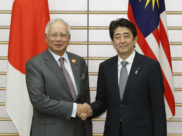 Thủ tướng Malaysia Najib Razak đang trong chuyến thăm Nhật Bản đã tiến hành hội đàm với Thủ tướng Nhật Shinzo Abe. (Ảnh: Kyodo/TTXVN) Malaysia-Nhật tăng hợp tác về lĩnh vực kinh tế, quốc phòng ảnh 1