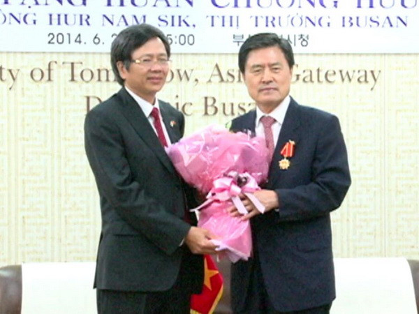 Tặng Huân chương Hữu nghị cho Thị trưởng thành phố Busan ảnh 1