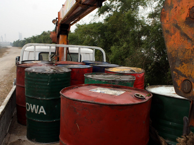 Báo động tình trạng dầu nhớt thải không được tái chế đúng cách ảnh 1