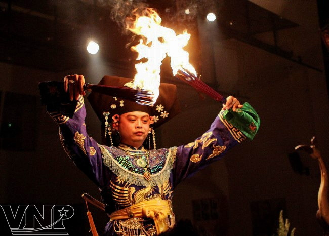 Huyền bí nghệ thuật hát Chầu văn và nghi thức hầu đồng ảnh 2