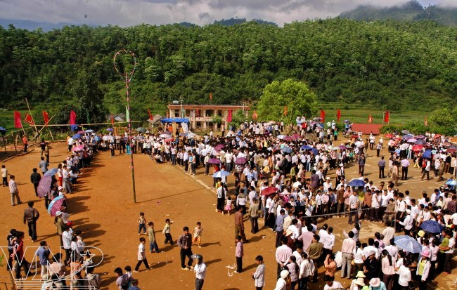 Ngày Xuân vui hội ném còn của đồng bào dân tộc Thái ảnh 1