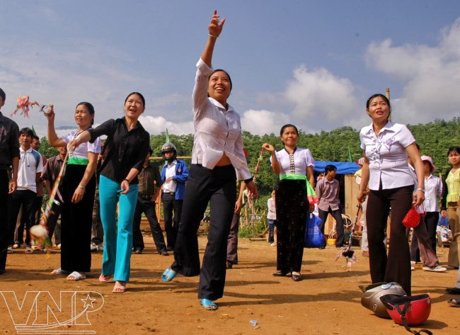 Ngày Xuân vui hội ném còn của đồng bào dân tộc Thái ảnh 3