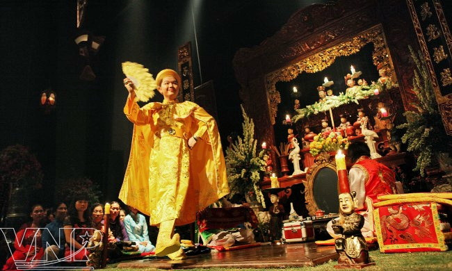 Huyền bí nghệ thuật hát Chầu văn và nghi thức hầu đồng ảnh 3