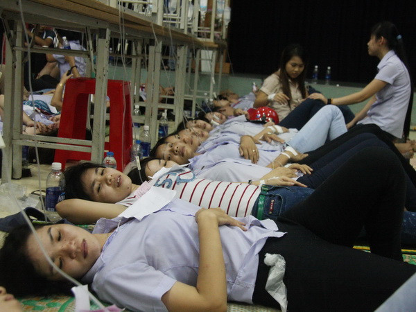 Bình Dương: Hơn 100 công nhân nhập viện nghi ngộ độc thức ăn ảnh 1