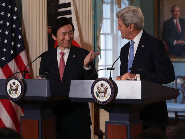 Ngoại trưởng Hàn Quốc Yun Byung-se (trái) và Ngoại trưởng Mỹ John Kerry tại cuộc họp báo sau cuộc họp vào ngày 19/10, tại thủ đô Washington DC, Mỹ. (Ảnh: AFP/TTXVN) Hàn Quốc-Mỹ tái khẳng định quan hệ đồng minh vững chắc ảnh 1
