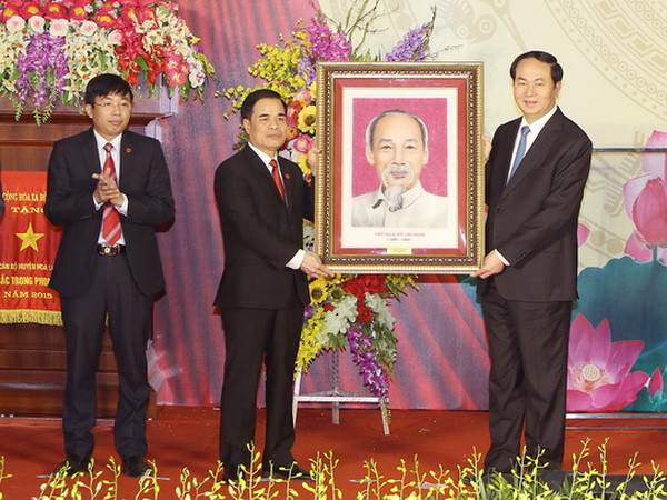 Chủ tịch nước Trần Đại Quang tặng bức ảnh chân dung "Chủ tịch Hồ Chí Minh" cho Đảng bộ, chính quyền và nhân dân huyện Hoa Lư. (Ảnh: Nhan Sáng/TXVN) Chủ tịch nước dự lễ kỷ niệm 110 năm thành lập huyện Hoa Lư ảnh 1