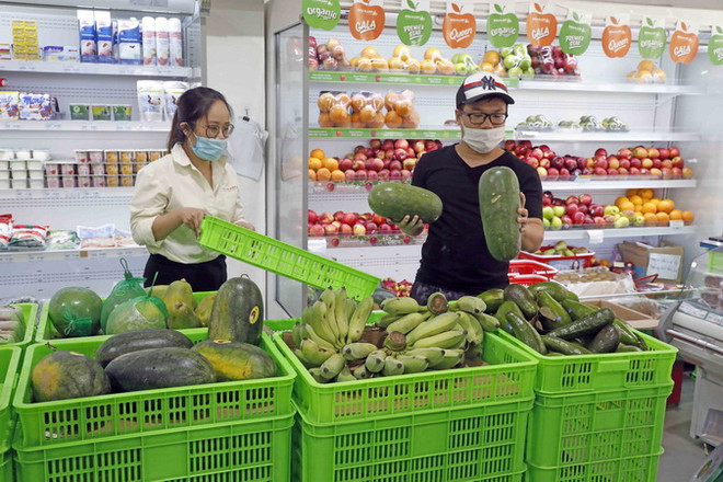 Khách hàng mua sắm tại siêu thị. (Ảnh: Trần Việt/TTXVN) Cà Mau: Kiểm tra, chấn chỉnh phòng, chống dịch các chuỗi cung ứng ảnh 1