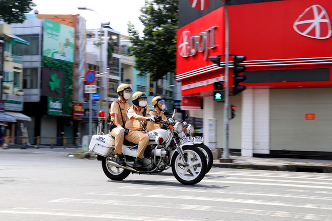 Hệ thống thương mại TP.HCM ngày đầu thực hiện "ai ở đâu ở yên đó" ảnh 1