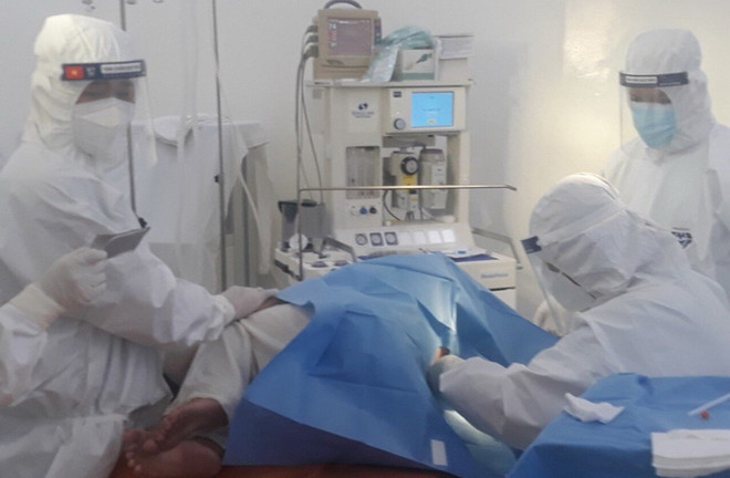 Sản phụ bị tổn thương phổi nặng "vượt cạn" thành công ở khu điều trị ảnh 1