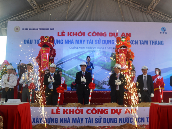 Các vị lãnh đạo tỉnh tham gia nghi thức động thổ khởi công dự án. (Nguồn: quangnam.gov.vn) 230 tỷ đồng xây nhà máy tái sử dụng nước hiện đại hàng đầu Việt Nam ảnh 1