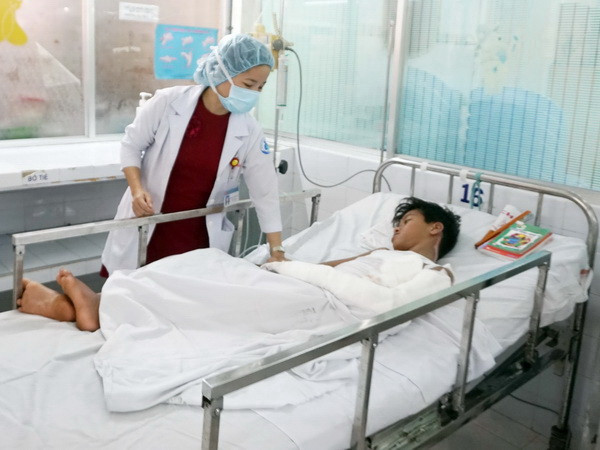 Dùng xăng hun chuột đồng, một bệnh nhi cấp cứu vì bỏng nặng ảnh 1