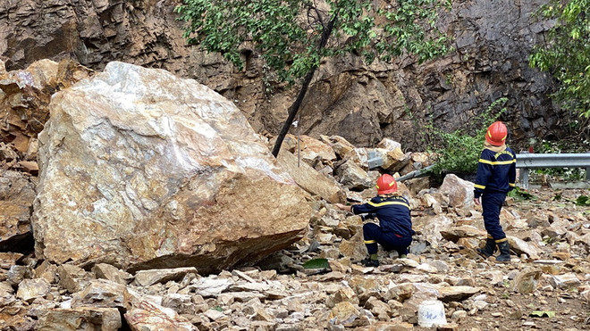 Bình Định: Sạt lở núi, đá rơi xuống đường, ba người bị thương ảnh 1
