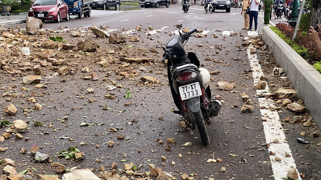 Bình Định: Sạt lở núi, đá rơi xuống đường, ba người bị thương ảnh 6