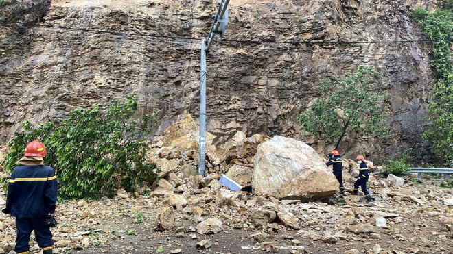 Bình Định: Sạt lở núi, đá rơi xuống đường, ba người bị thương ảnh 2