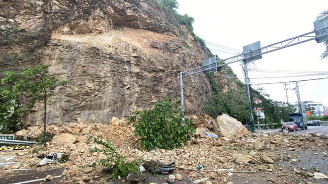 Bình Định: Sạt lở núi, đá rơi xuống đường, ba người bị thương ảnh 4
