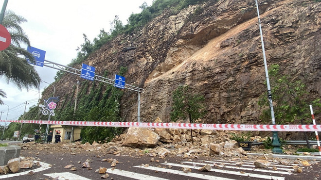 Bình Định: Sạt lở núi, đá rơi xuống đường, ba người bị thương ảnh 3