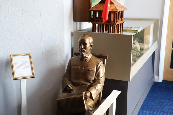 Tượng Hồ Chủ tịch đặt trong Bảo tàng thị trấn Newhaven. (Ảnh: Hải Vân/Vietnam+) Đại sứ quán Việt Nam tại Anh thăm địa danh lịch sử Newhaven ảnh 4