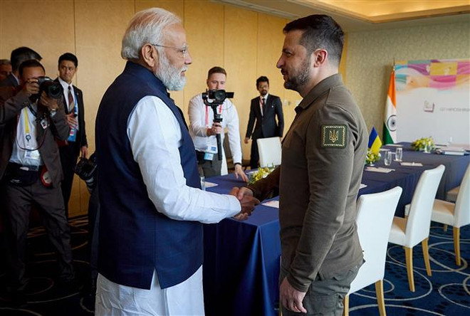 Thủ tướng Ấn Độ Narendra Modi (trái) và Tổng thống Ukraine Volodymyr Zelensky tại cuộc gặp bên lề Hội nghị thượng đỉnh G7 ở Hiroshima, Nhật Bản. (Ảnh: AFP/TTXVN) Ấn Độ ủng hộ đối thoại để chấm dứt cuộc xung đột tại Ukraine ảnh 1