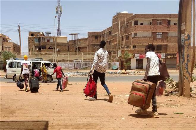 Người dân sơ tán tránh xung đột tại Khartoum, Sudan. (Ảnh: AFP/TTXVN) LHQ kêu gọi tài trợ bổ sung để giúp người chạy trốn xung đột ở Sudan ảnh 1