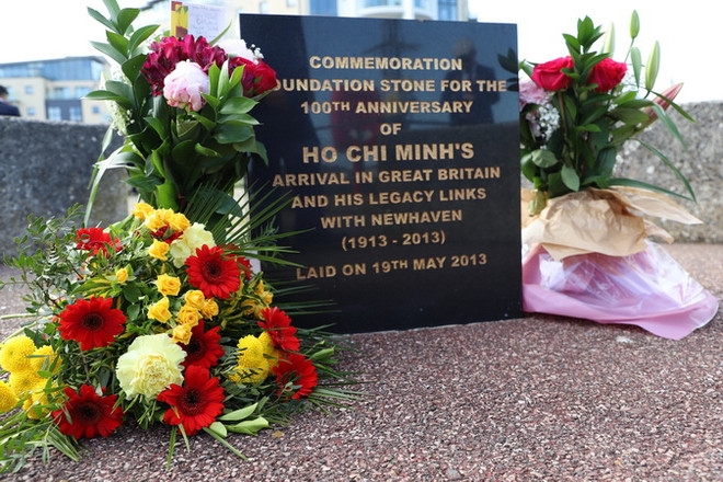 Tấm bia tưởng niệm 100 năm Ngày Bác Hồ đến Anh. (Ảnh: Hải Vân/Vietnam+) Đại sứ quán Việt Nam tại Anh thăm địa danh lịch sử Newhaven ảnh 3